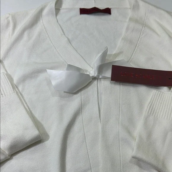 Elegant Women's V-Neck Sweater in Cream - Picture 7 of 16